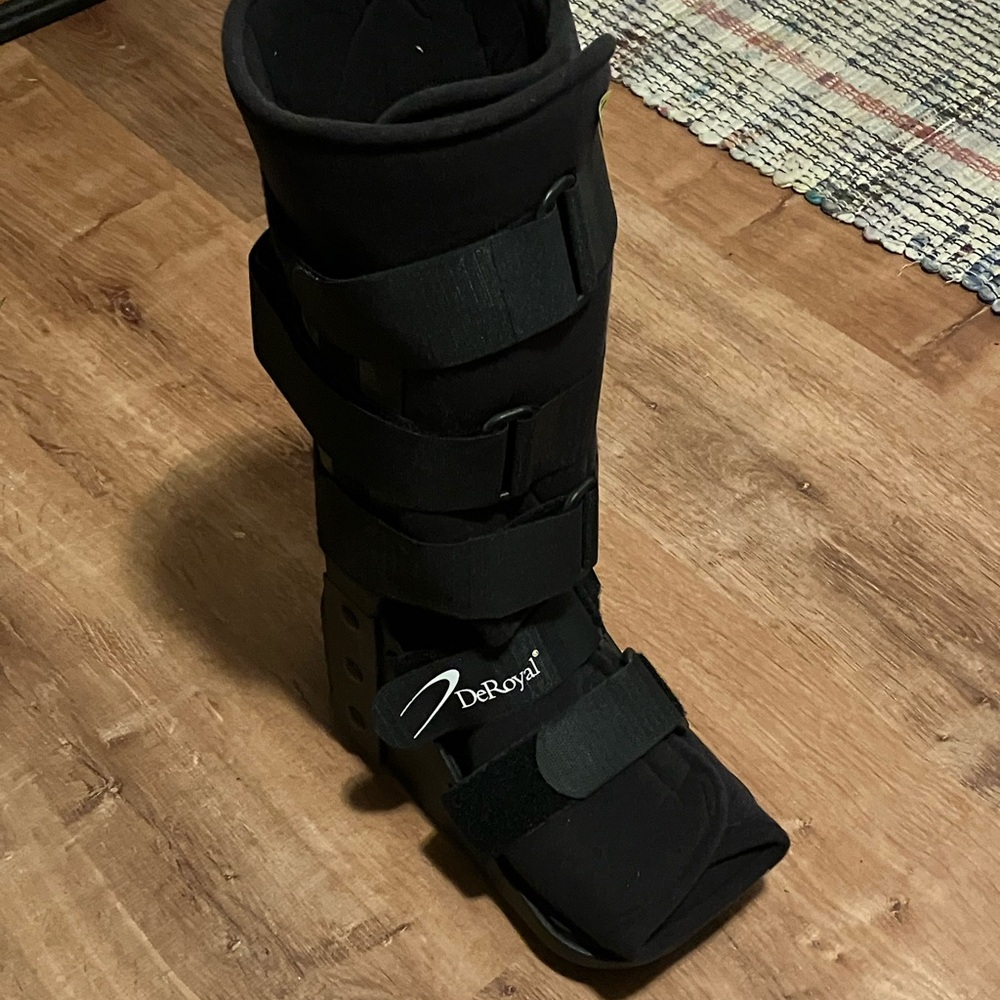 DeRoyal Adjustable Orthopedic Walking Boot Black Small Leg Foot CE Certified
